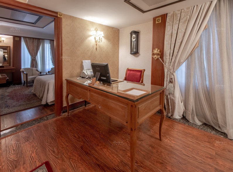 میزکار سوئیت پرزیدنت هتل قصر طلایی مشهد